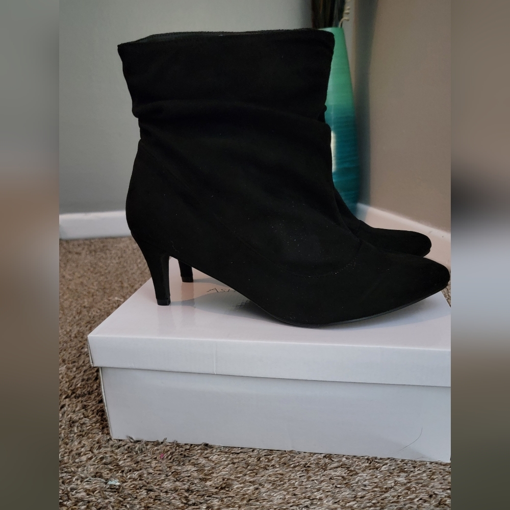 NWT 12W Black Suede Heeled Ankle Boots